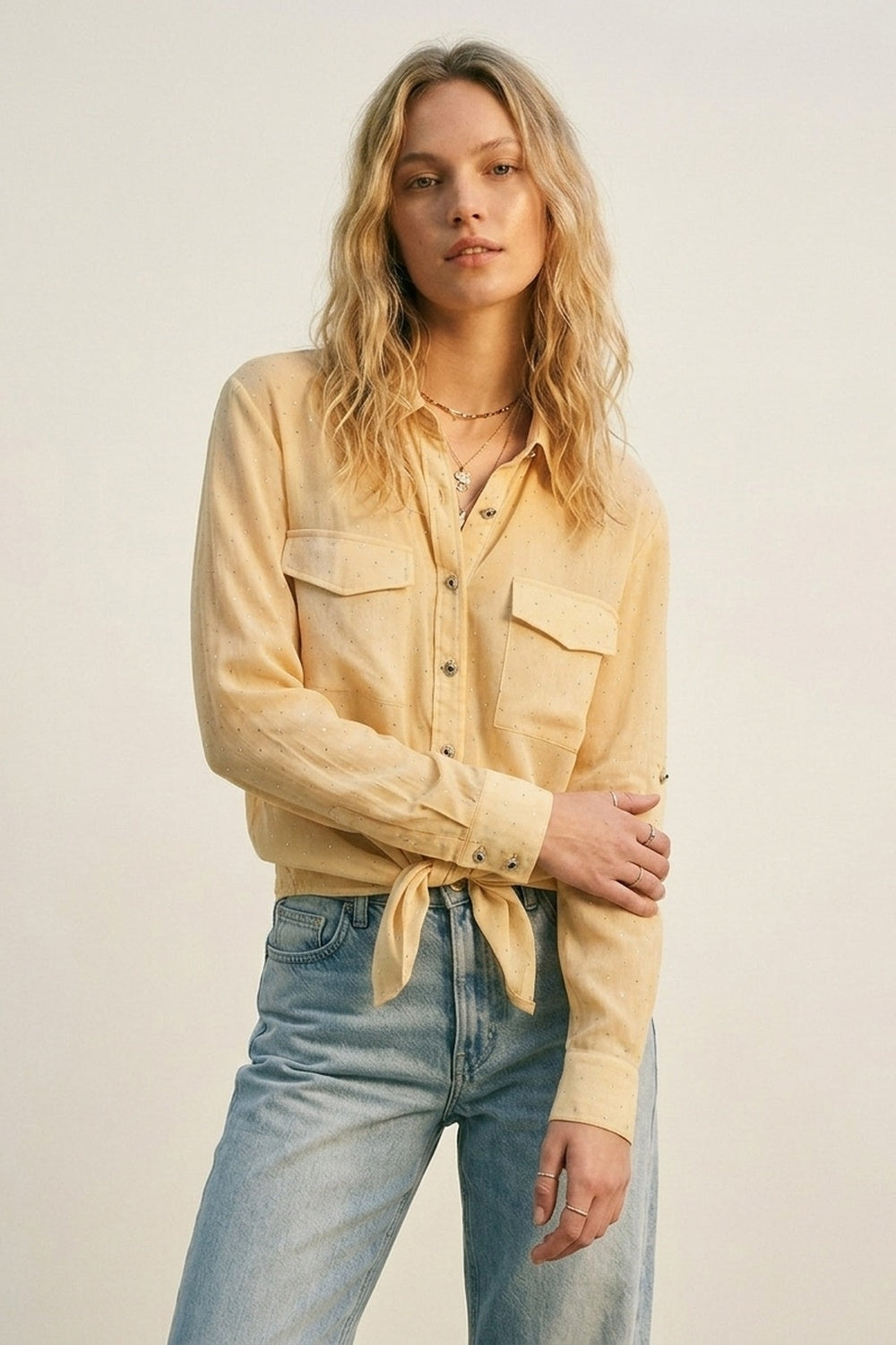 Camiseta amarela tie dye em chiffon com detalhes em strass