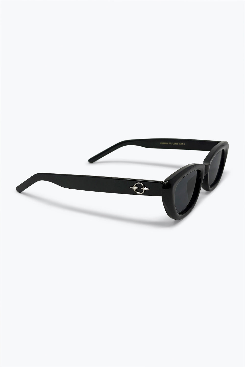 Óculos de Sol Slim com Detalhe de Logo Metálico em Olho de Gato Preto Brilhante