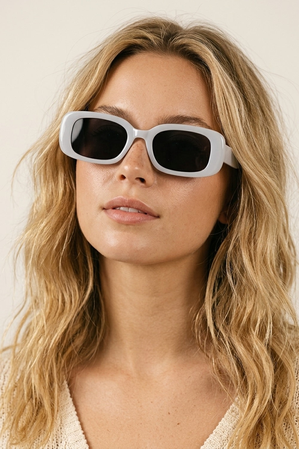 Óculos de Sol Modernos com Armação Branca e Lentes Retangulares Chunky