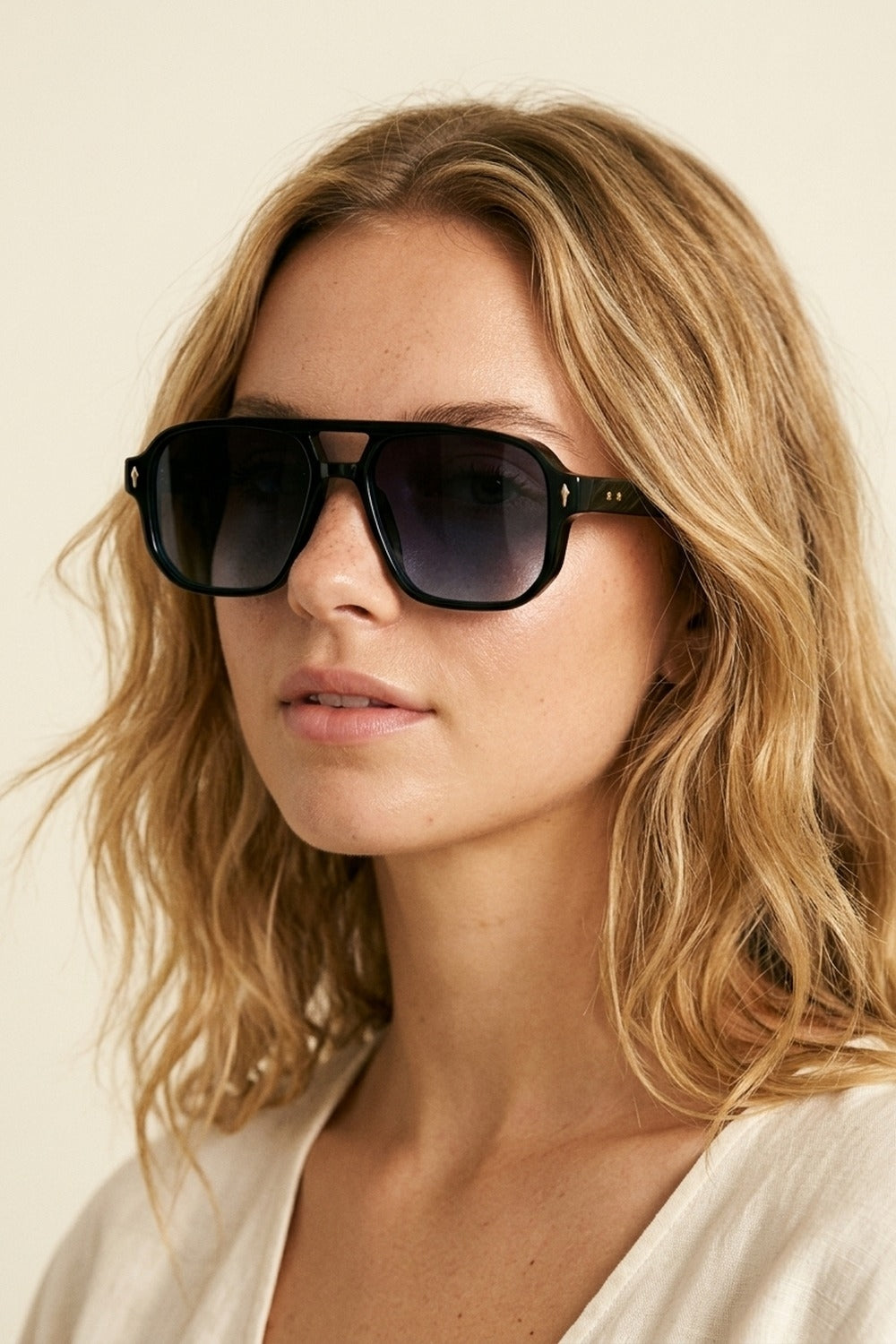 Óculos de Sol Oversized com Armação Geométrica e Lentes Pretas em Degradê