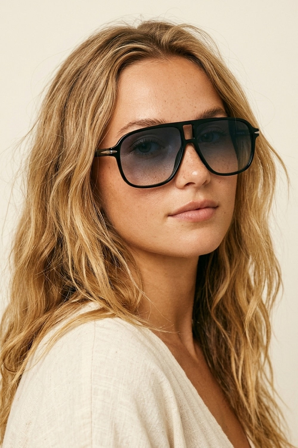 Óculos de Sol Aviador Oversize com Lentes Gradientes Pretas e Ponte Dupla