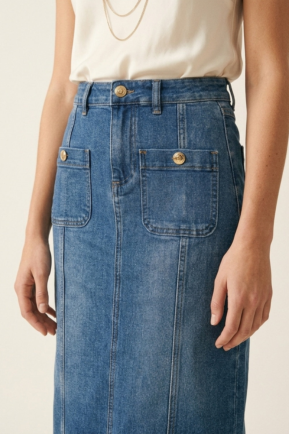 Saia Midi Jeans Lavagem Média com Bolsos Frontais Aplicados