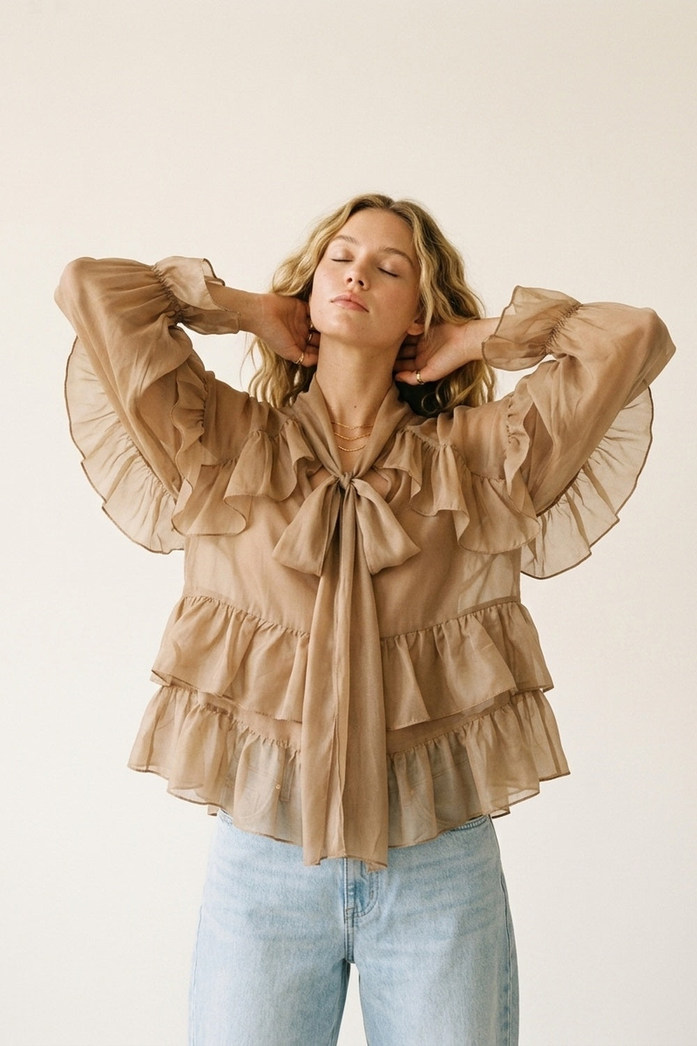 Blusa Transparente com Babados em Tecido de Chiffon na Cor Camelo