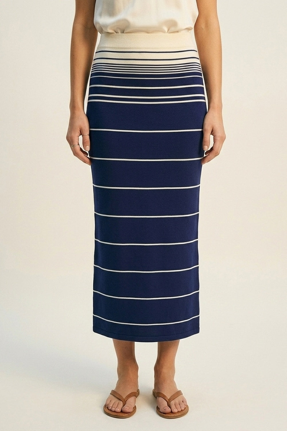 Saia midi de malha às riscas em azul-marinho com cintura em creme