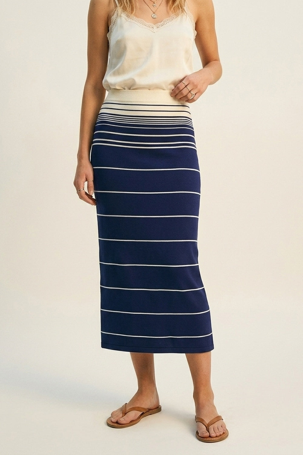 Saia midi de malha às riscas em azul-marinho com cintura em creme