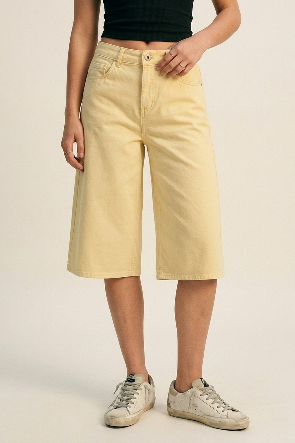 Bermuda de sarja stretch em Amarelo Manteiga