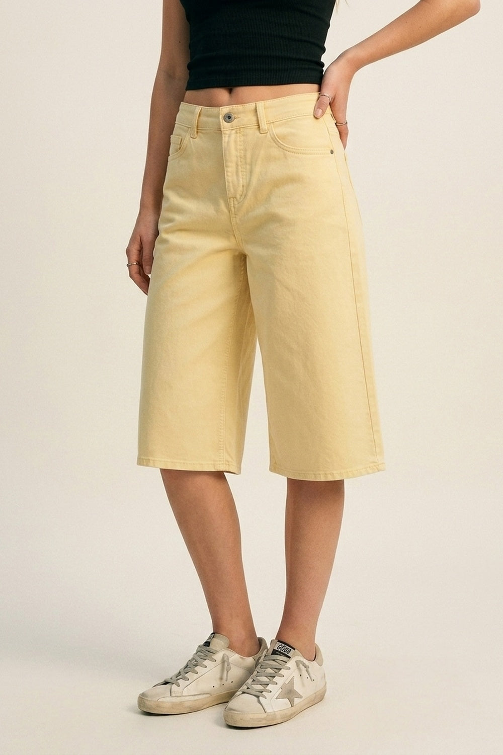 Bermuda de sarja stretch em Amarelo Manteiga