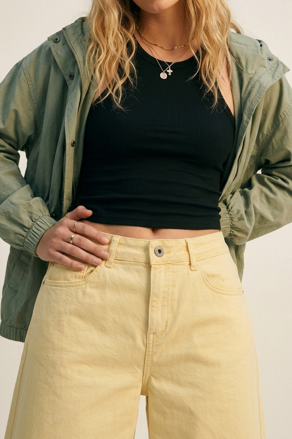 Bermuda de sarja stretch em Amarelo Manteiga