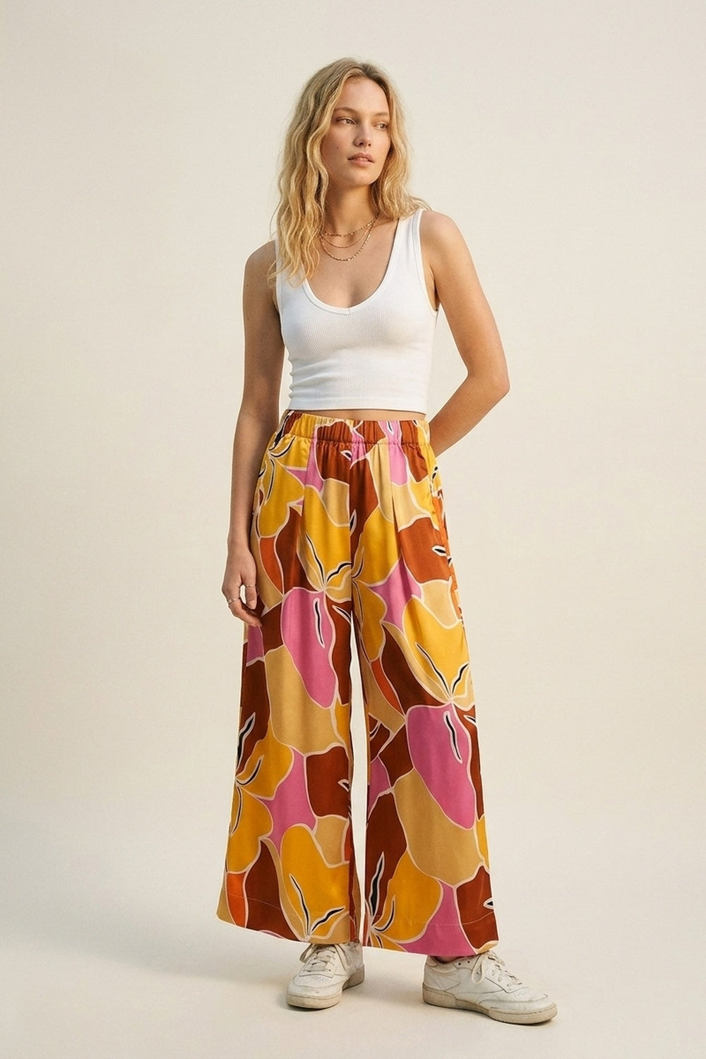 Calças Pantalonas de Estampa Tropical em Tons Quentes de Laranja