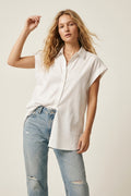 Camisa Oversized Branca com Ombros Largos e Botões na Frente
