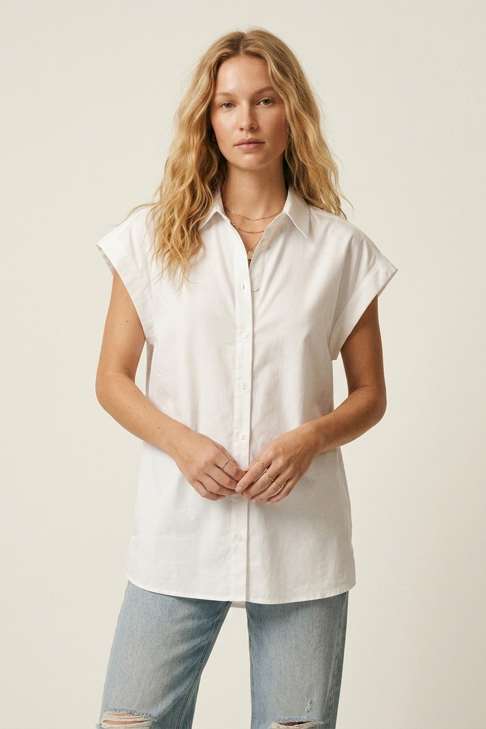 Camisa Oversized Branca com Ombros Largos e Botões na Frente
