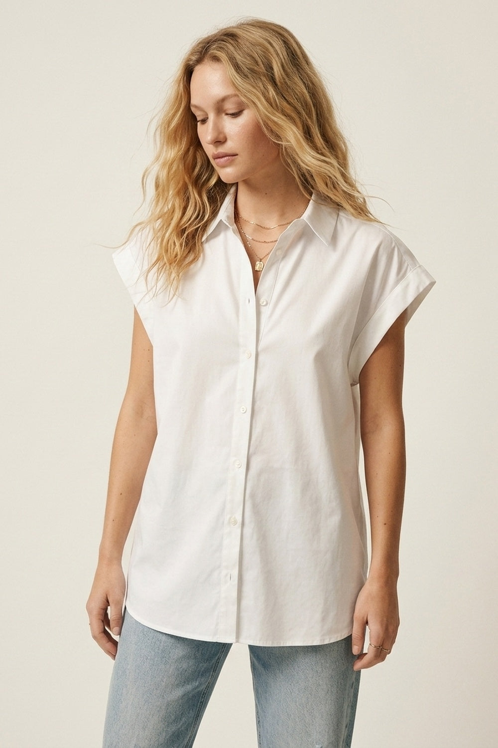 Camisa Oversized Branca com Ombros Largos e Botões na Frente