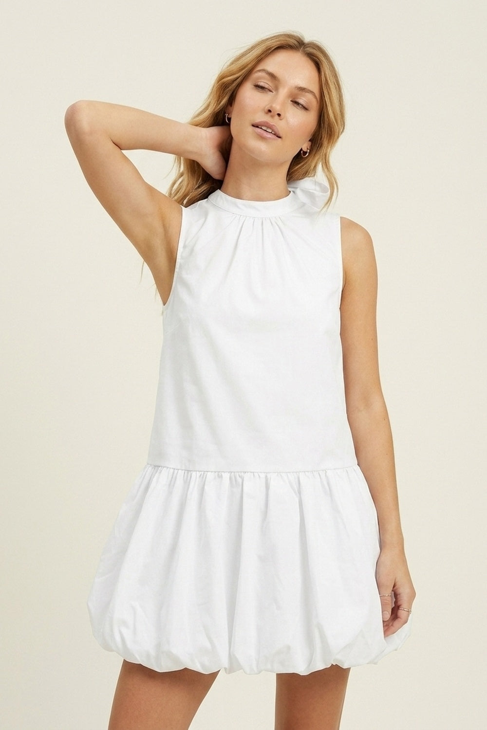 Vestido sem mangas de popeline branco com bainha estilo balão