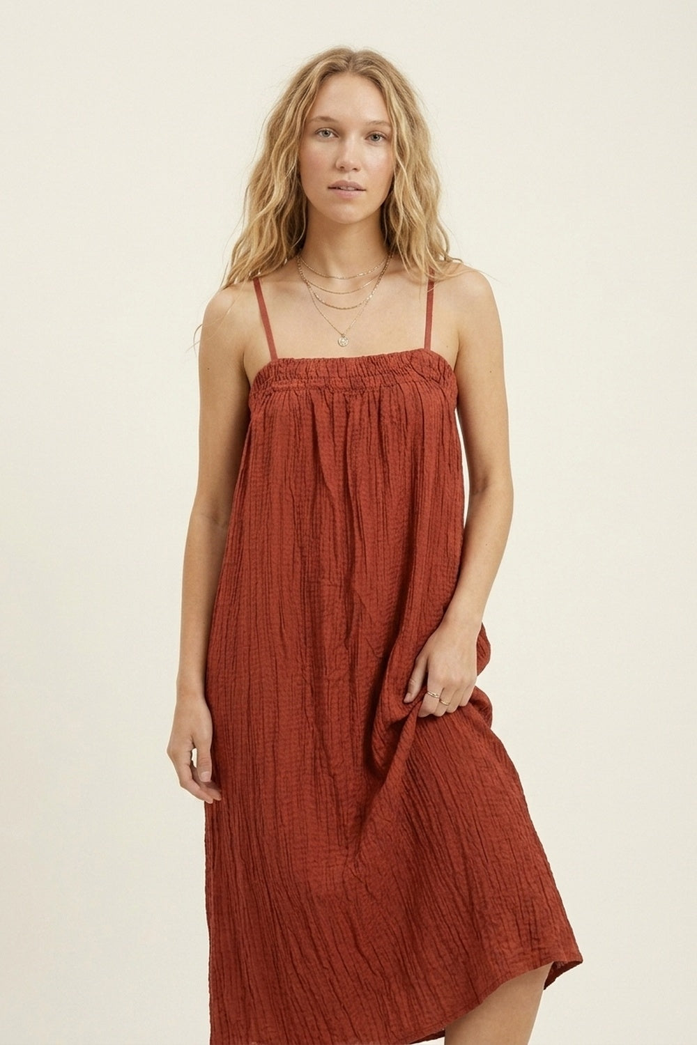 Vestido Maxi Amassado Cor de Ferrugem com Alças de Spaghetti