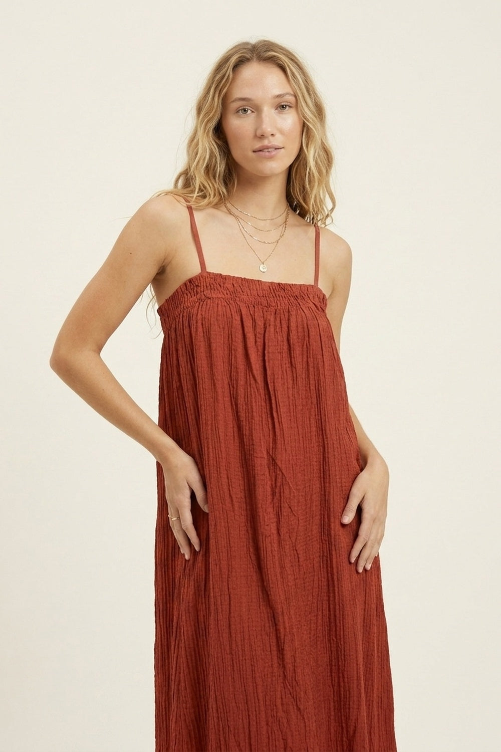 Vestido Maxi Amassado Cor de Ferrugem com Alças de Spaghetti