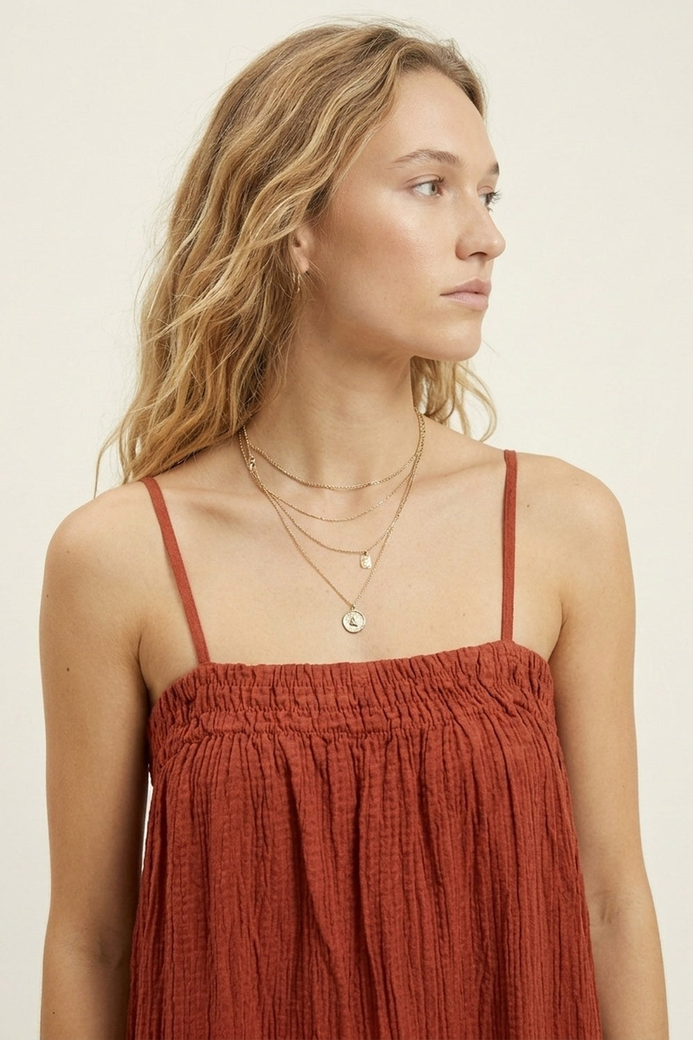 Vestido Maxi Amassado Cor de Ferrugem com Alças de Spaghetti