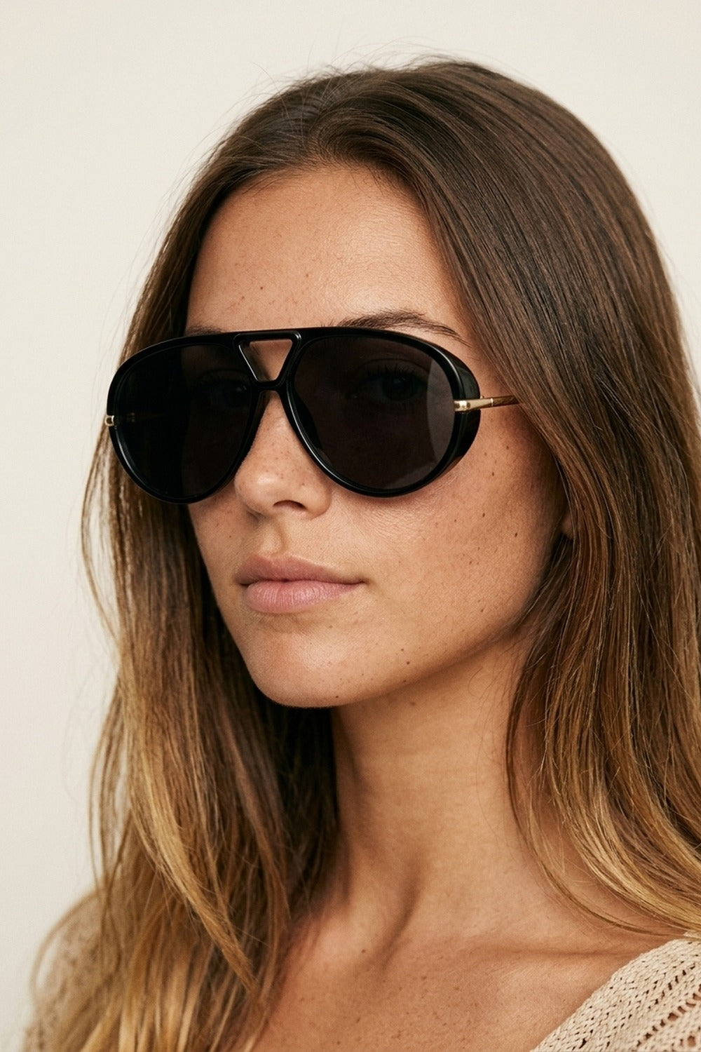 Óculos de Sol Aviador Oversized Pretos com Detalhes Dourados