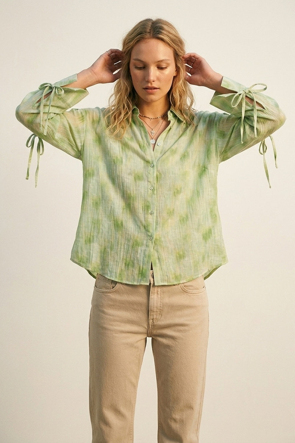 Camisa Oversized Verde Claro com Mangas Amarradas e Botões