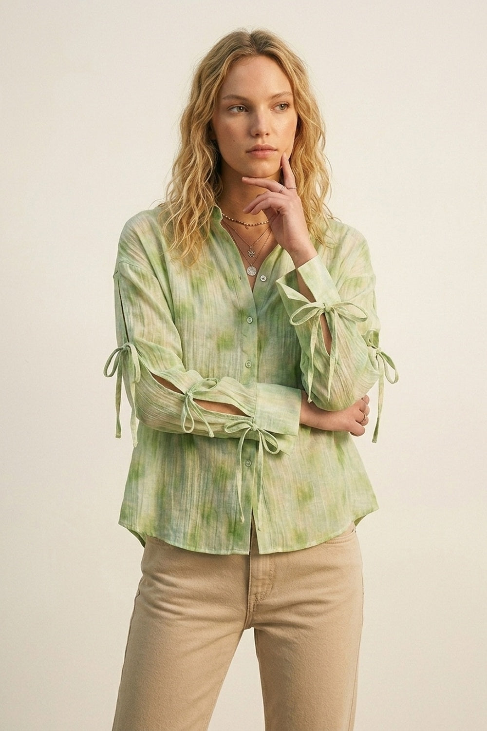 Camisa Oversized Verde Claro com Mangas Amarradas e Botões