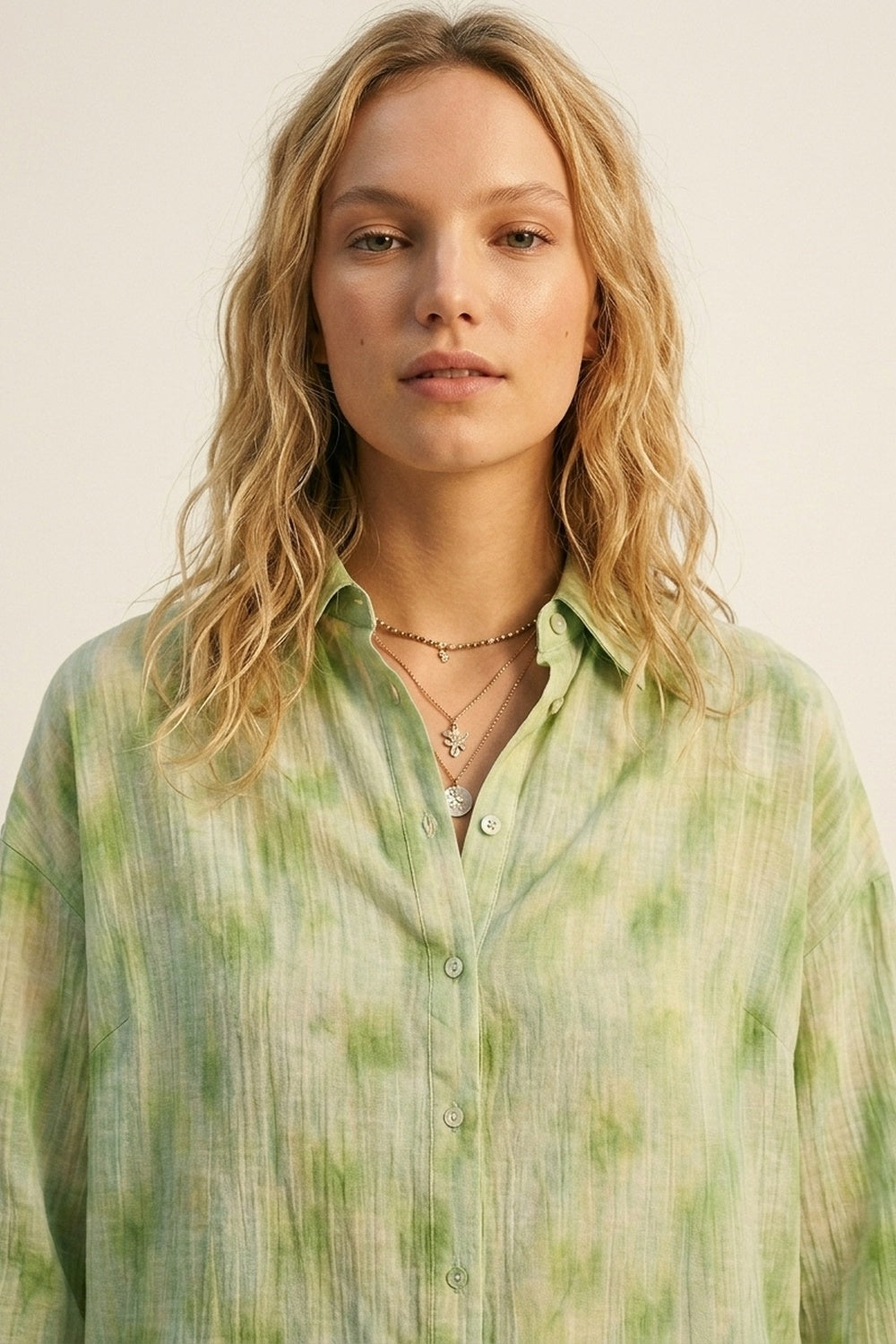 Camisa Oversized Verde Claro com Mangas Amarradas e Botões