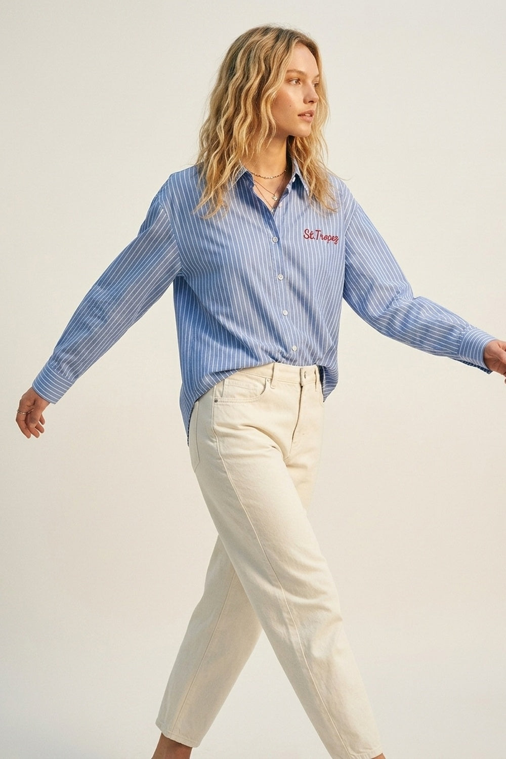 Camisa clássica de riscas azuis com botões e bordados