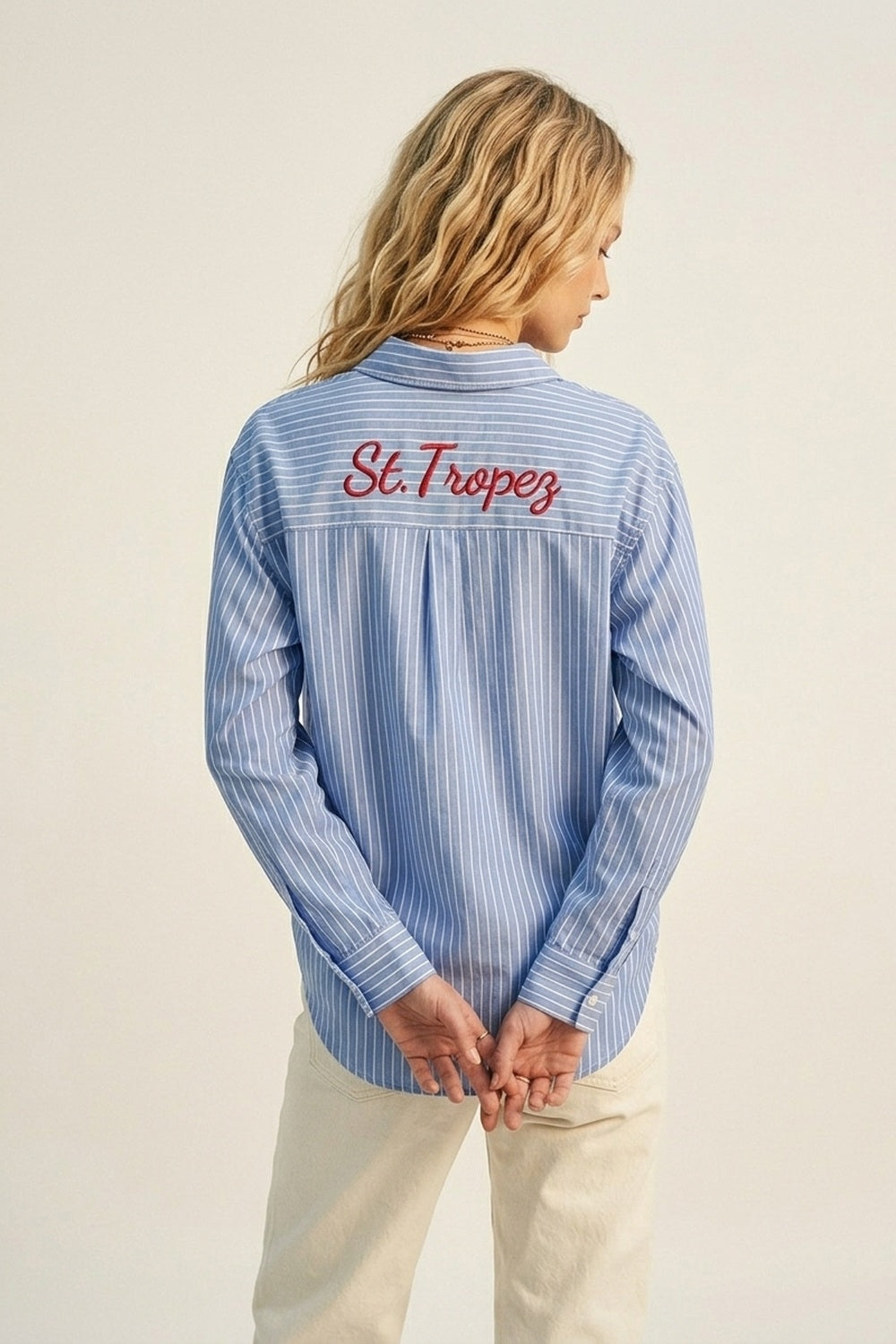 Camisa clássica de riscas azuis com botões e bordados