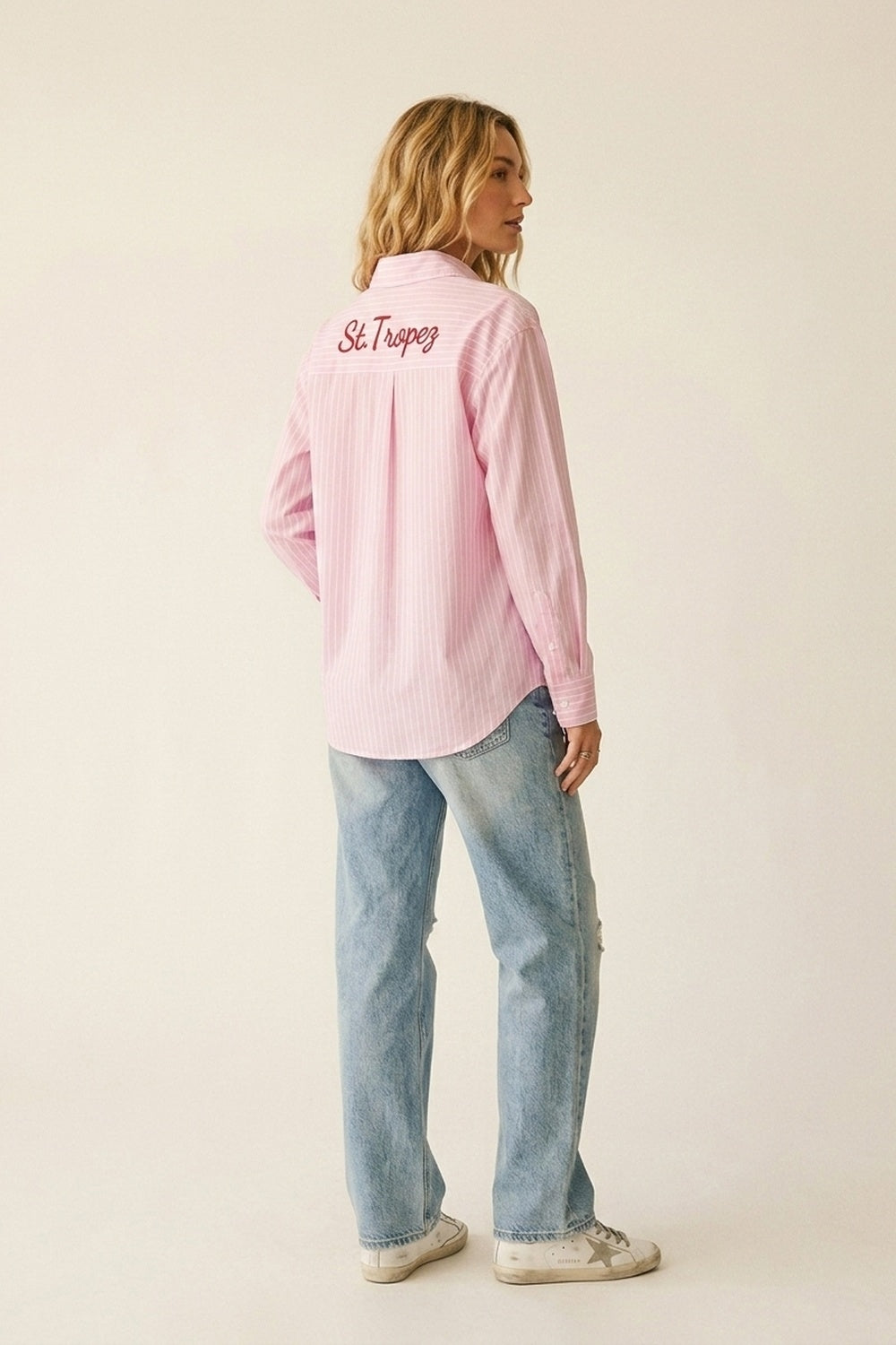 Camisa com botões às riscas cor-de-rosa com pormenores bordados