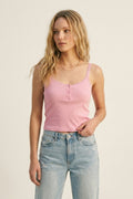 Camiseta regata canelada rosa com botões e detalhes