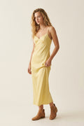 Vestido Amarelo de Cetim Slip Maxi com Alças Ajustáveis