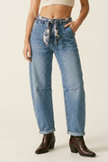 Jeans de Perna Barril com Lavagem Clara e Detalhe de Costura no Joelho