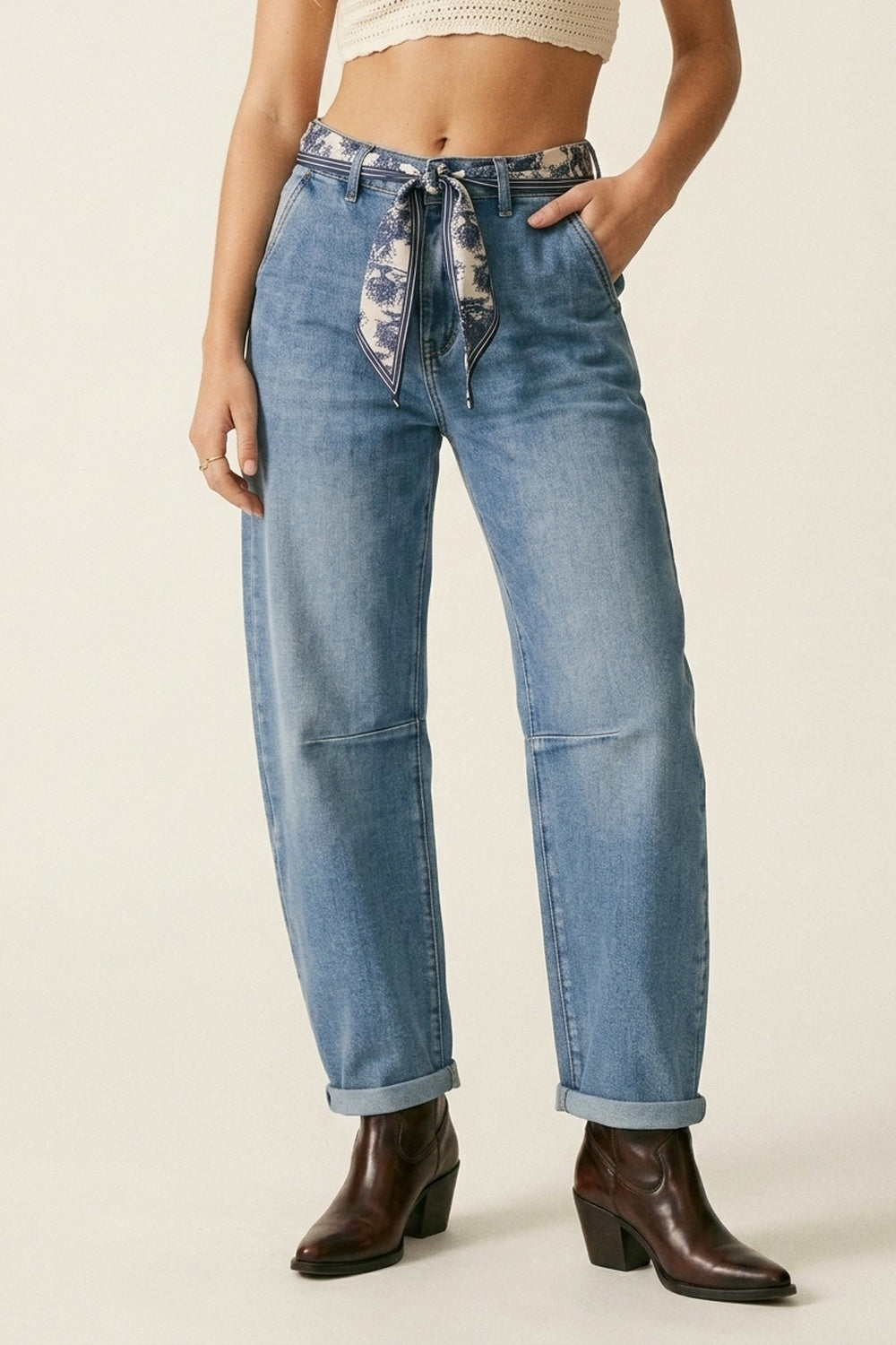 Jeans de Perna Barril com Lavagem Clara e Detalhe de Costura no Joelho