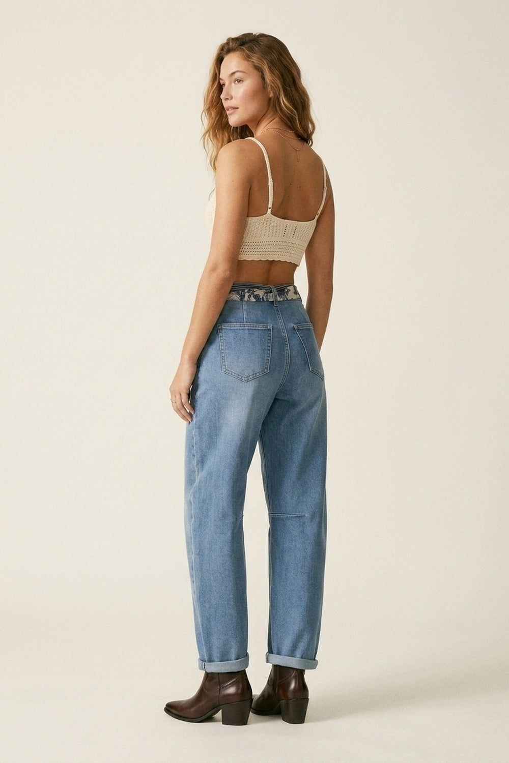 Jeans de Perna Barril com Lavagem Clara e Detalhe de Costura no Joelho