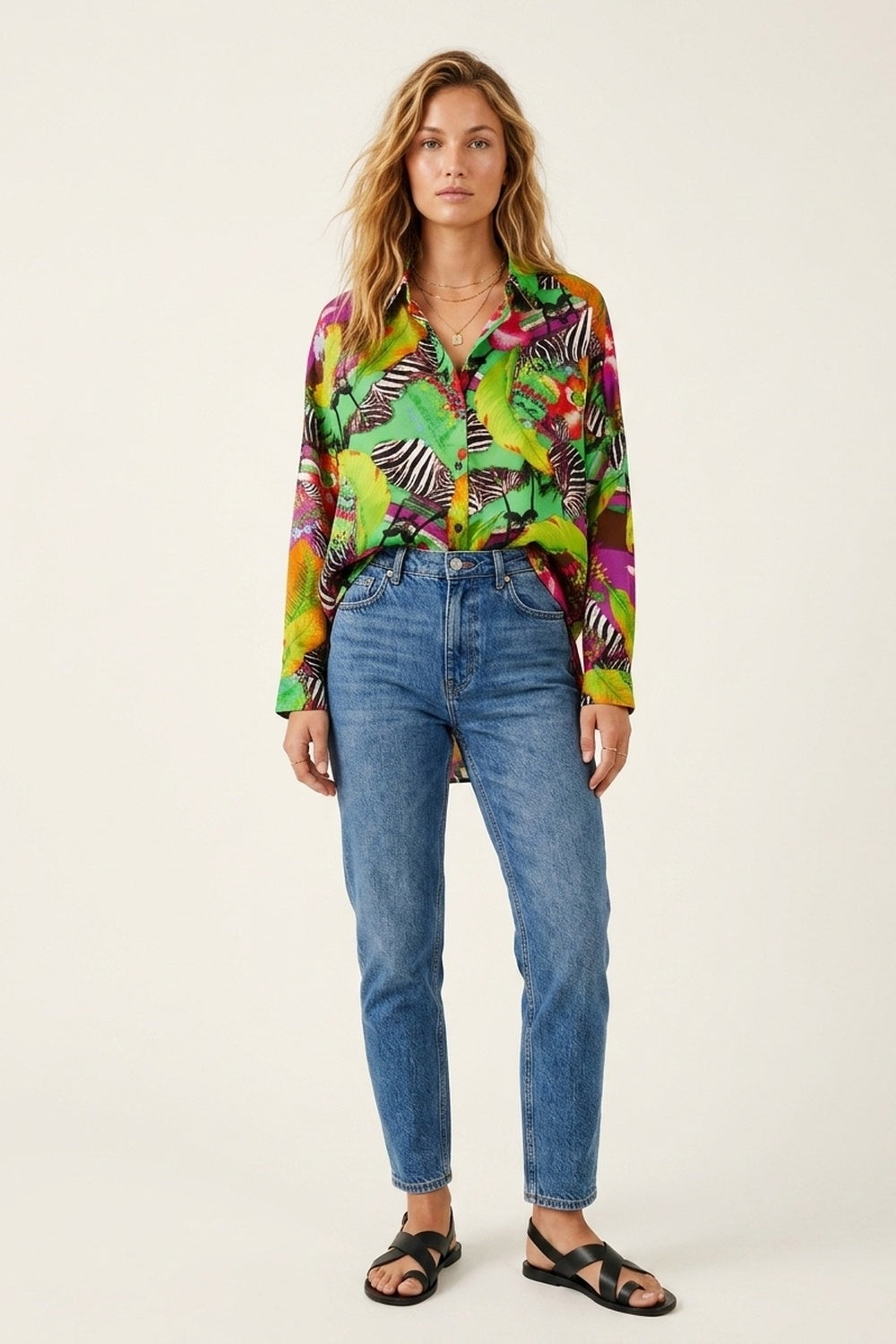 Camisa Tropical Vibrante Verde Multicolor com Estampa e Botões em Tecido de Cetim