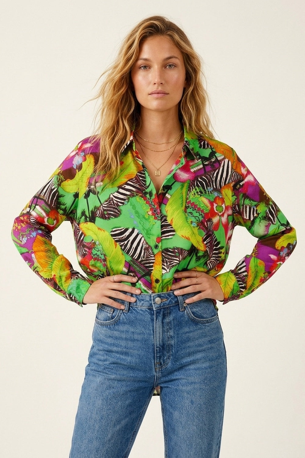 Camisa Tropical Vibrante Verde Multicolor com Estampa e Botões em Tecido de Cetim