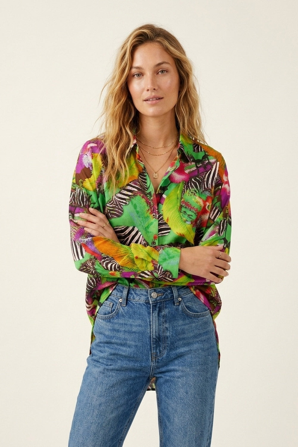 Camisa Tropical Vibrante Verde Multicolor com Estampa e Botões em Tecido de Cetim