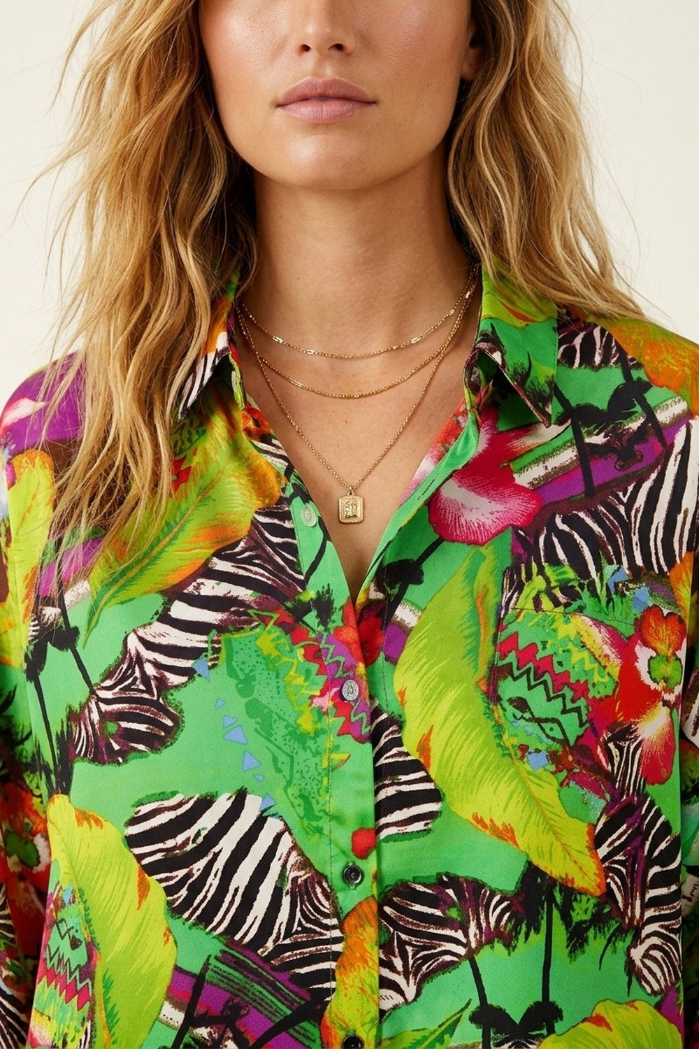 Camisa Tropical Vibrante Verde Multicolor com Estampa e Botões em Tecido de Cetim