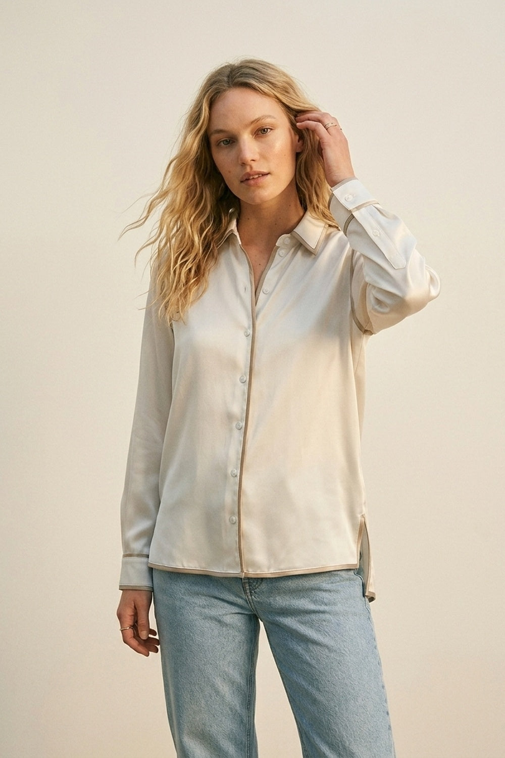 Camisa com botões em cetim creme com rebordo em contraste