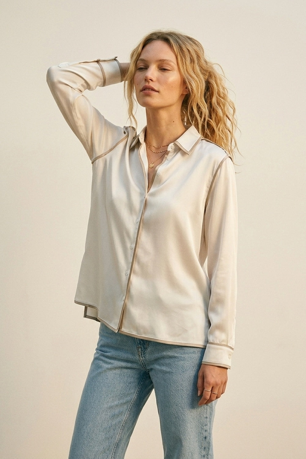 Camisa com botões em cetim creme com rebordo em contraste