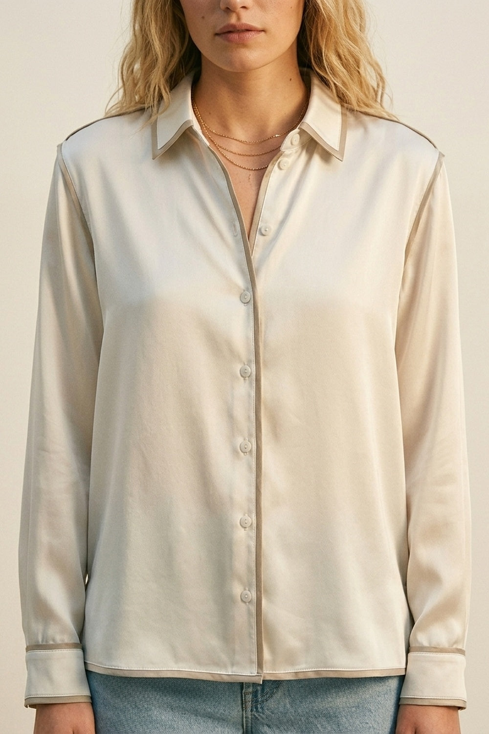 Camisa com botões em cetim creme com rebordo em contraste