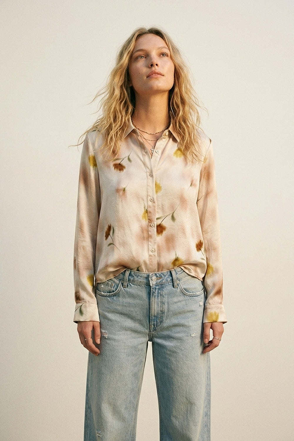 Camisa Bege de Cetim com Estampa Floral e Botões