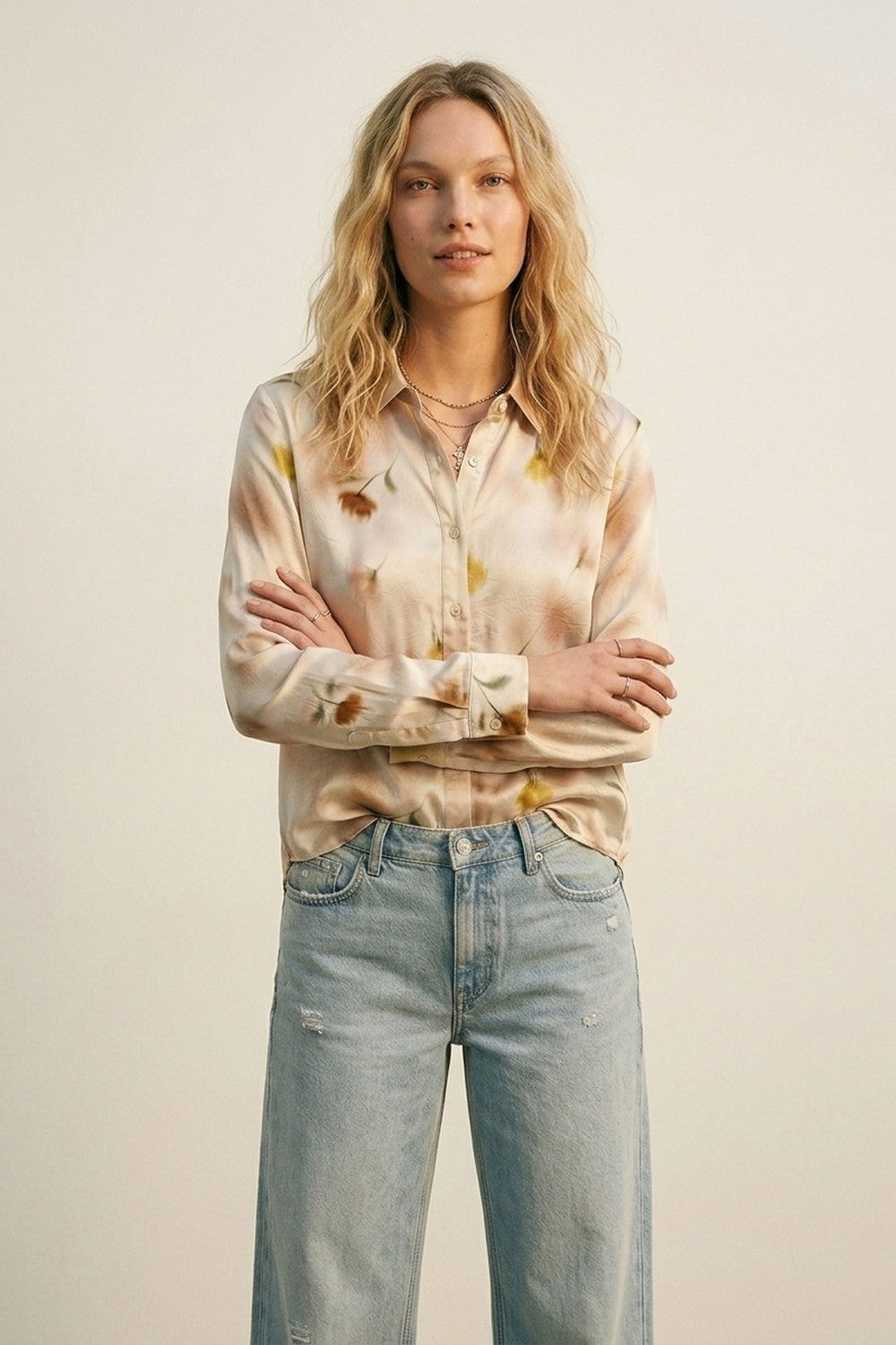 Camisa Bege de Cetim com Estampa Floral e Botões