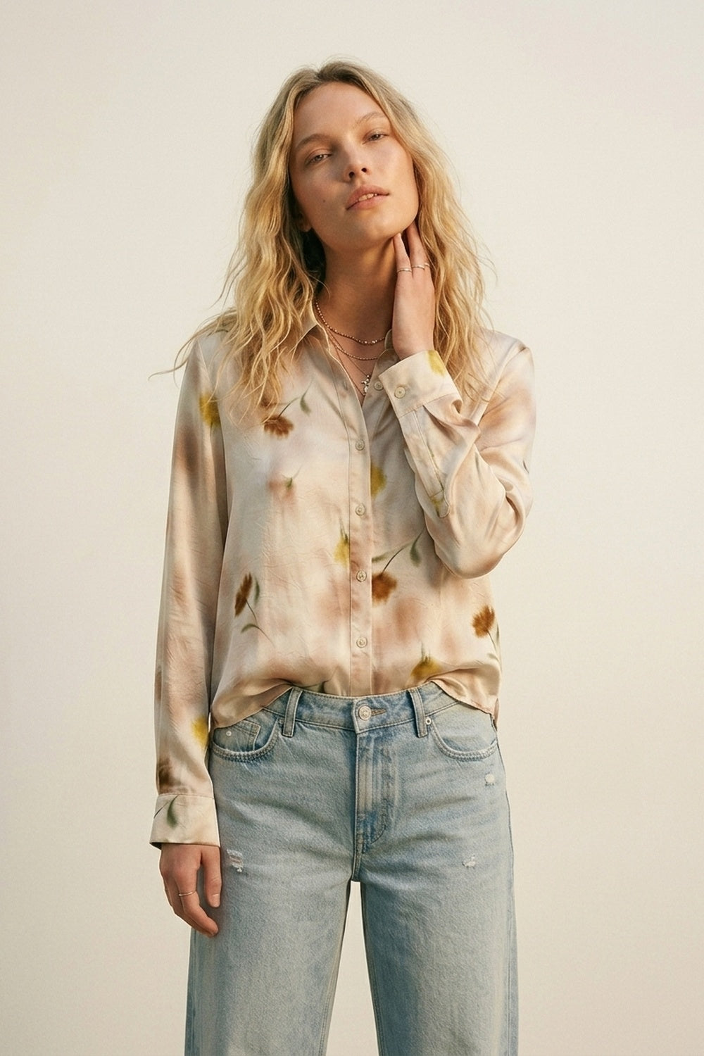 Camisa Bege de Cetim com Estampa Floral e Botões
