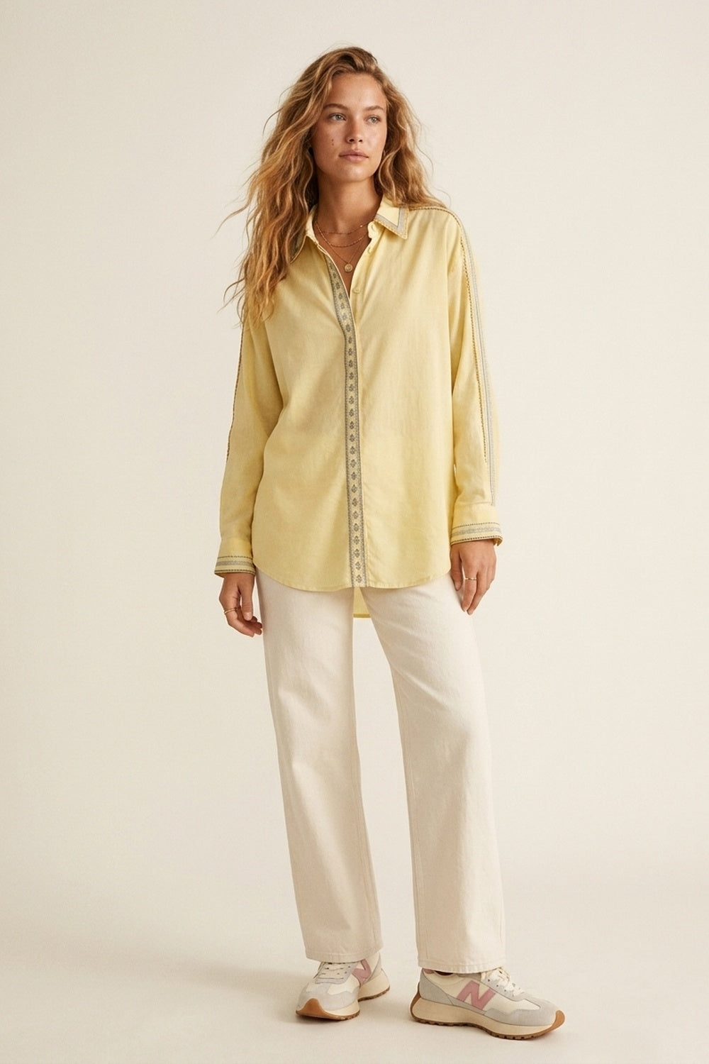 Camisa Oversize amarela com pormenores de guarnição bordados