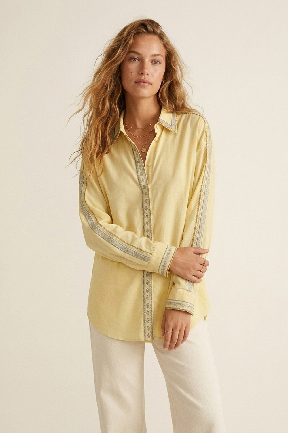 Camisa Oversize amarela com pormenores de guarnição bordados
