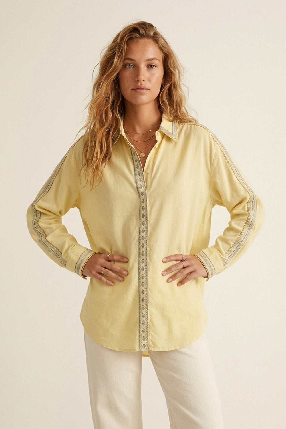 Camisa Oversize amarela com pormenores de guarnição bordados