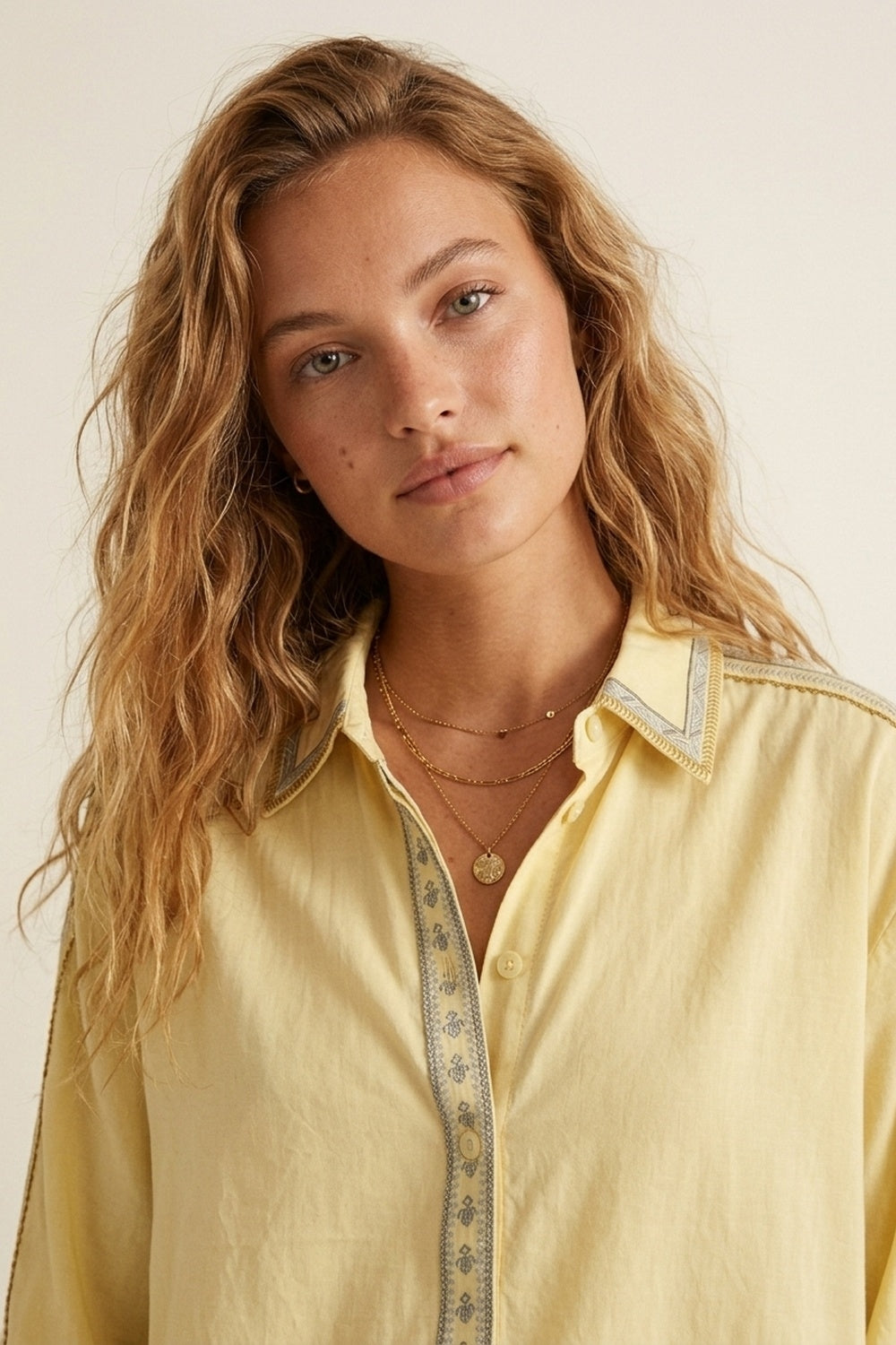 Camisa Oversize amarela com pormenores de guarnição bordados