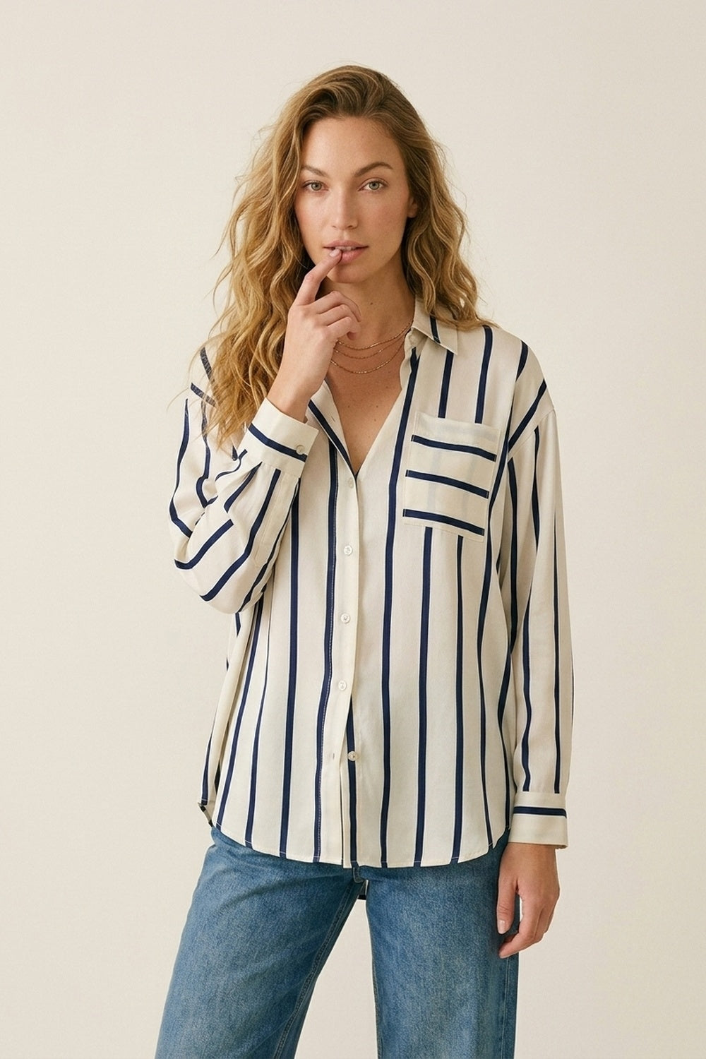 Camisa de Corte Relaxado em Tecido de Cetim com Bolso