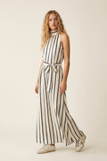 Vestido longo listrado de cetim com gola halter e cintura ajustável
