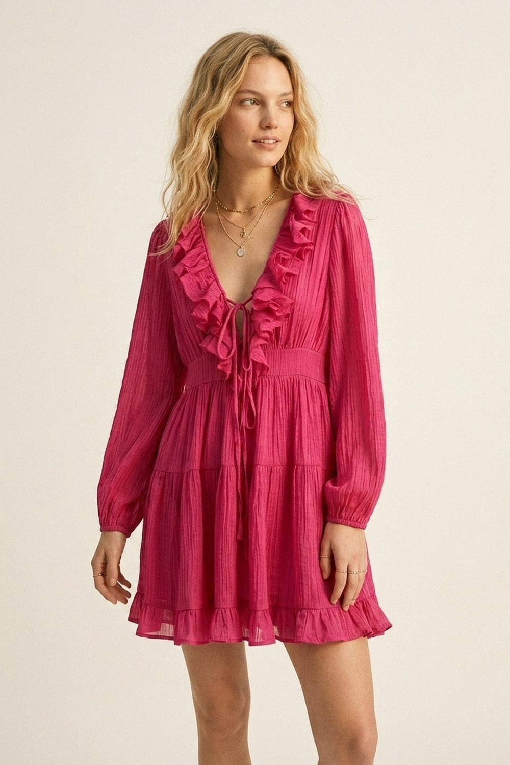 Vestido Mini Fúcsia de Chiffon Amassado com Babados Decote em V e Cintura Ajustável