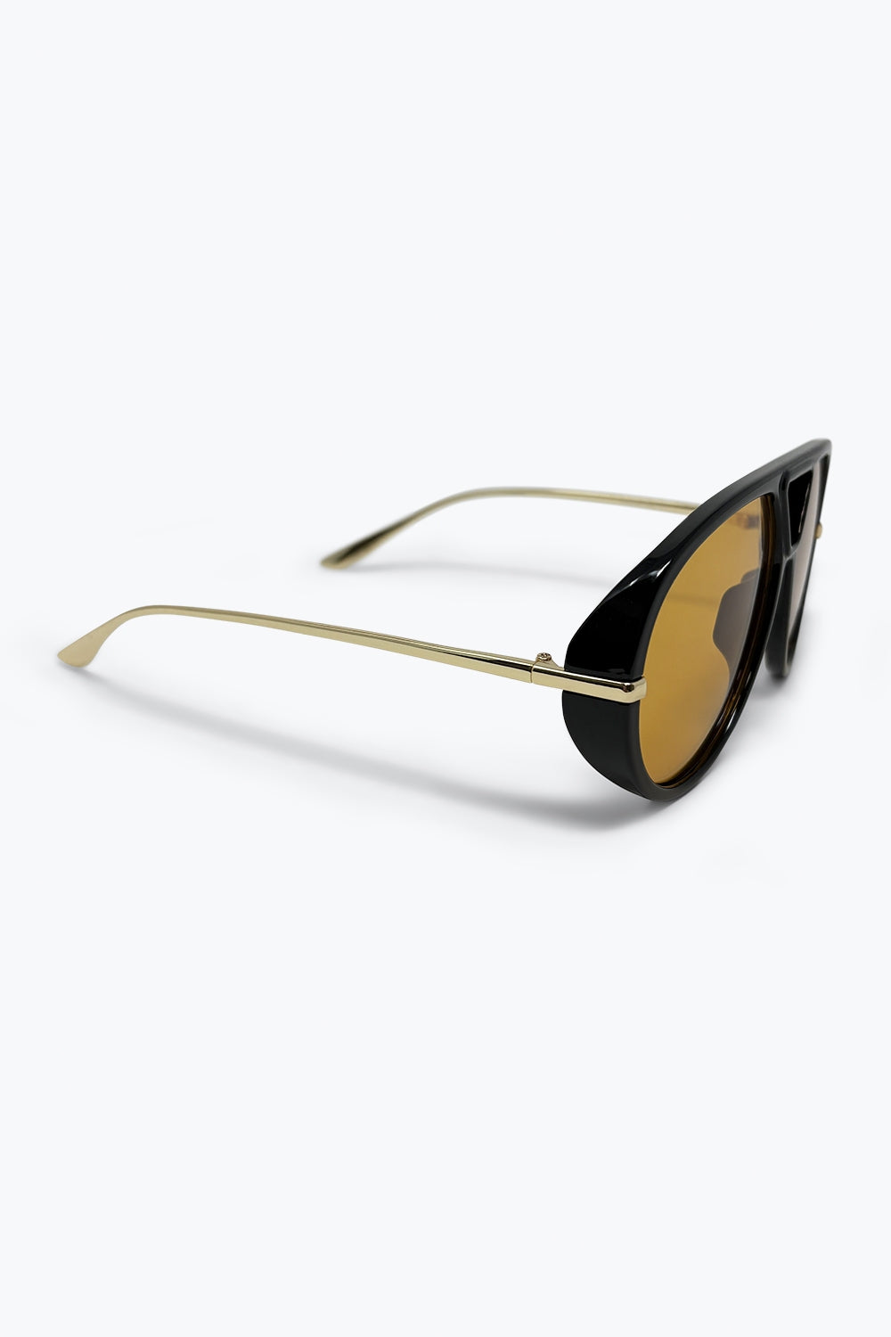 Óculos de Sol com Armação Aviador Oversize Preta com Detalhes em Ouro e Lentes Âmbar